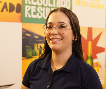 Colaboradora Grupo Vyas em ambiente corporativo