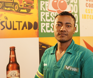 Colaborador Grupo Vyas da divisão de bebidas