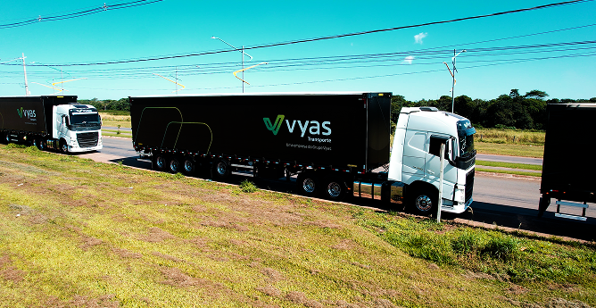 Caminhões da frota Vyas Transporte